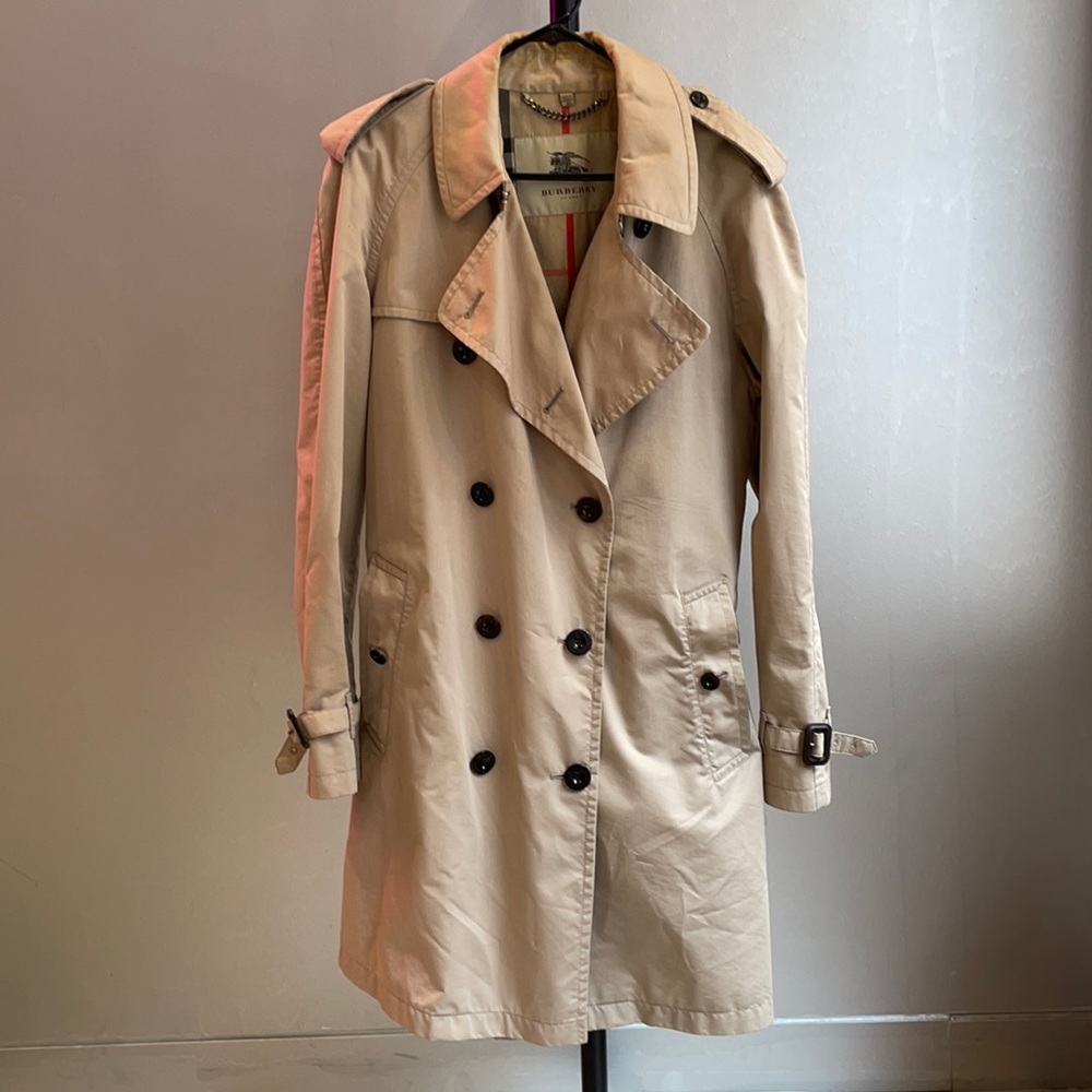 Men’s Burberry trench coat size 48